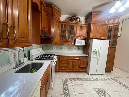 Rented by Metropolis International Realty Inc. | media 1