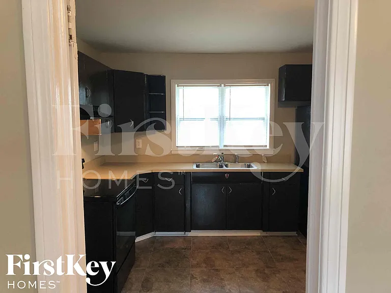 901 Elizabeth Dr — Photo 3