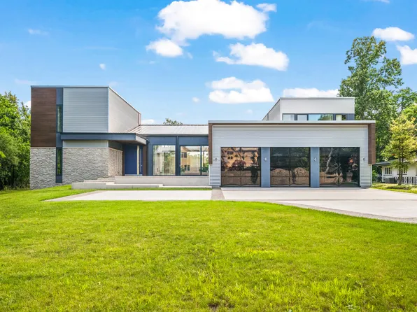 711 Becker Rd, Glenview, IL 60025