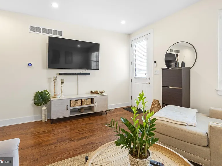 1909 E Hagert St #1 — Photo 13