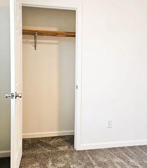 Beautifully updated 4 Bedroom/2 Bathroom downstairs apartment — Photo 7