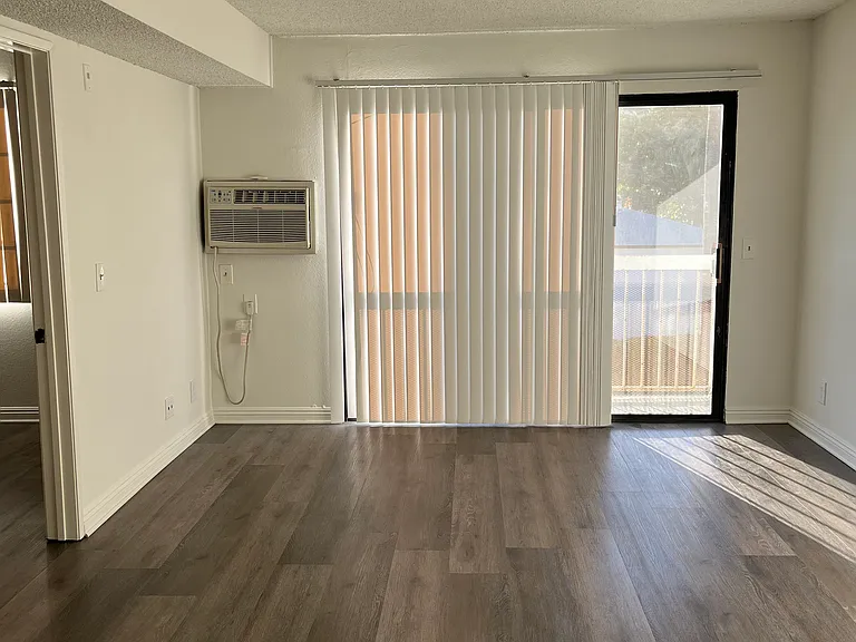140 N Commonwealth Ave — Photo 3