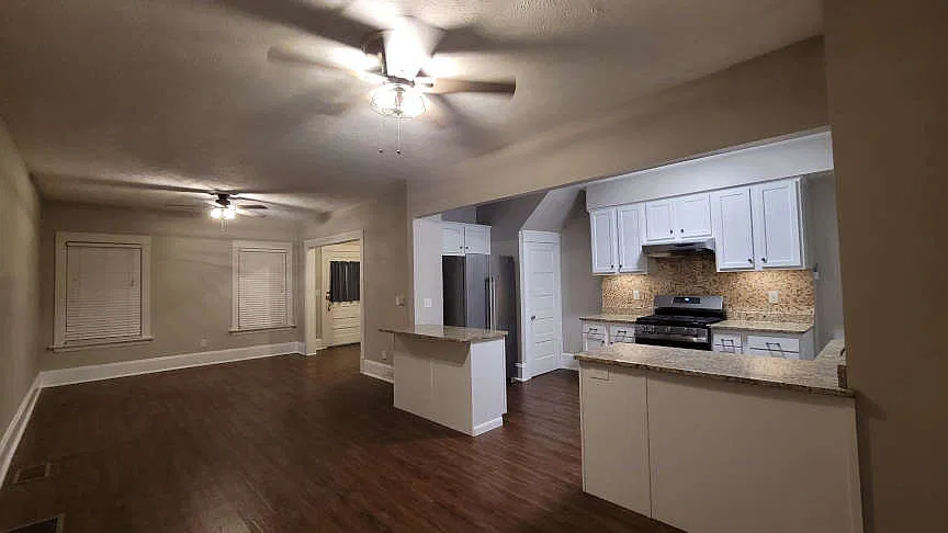 3 bed, 1200 sqft, $1,900 — Photo 2