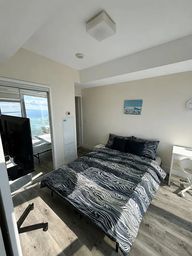 Deluxe Room with Powder Room - York St & Bremner Blvd — Photo 1
