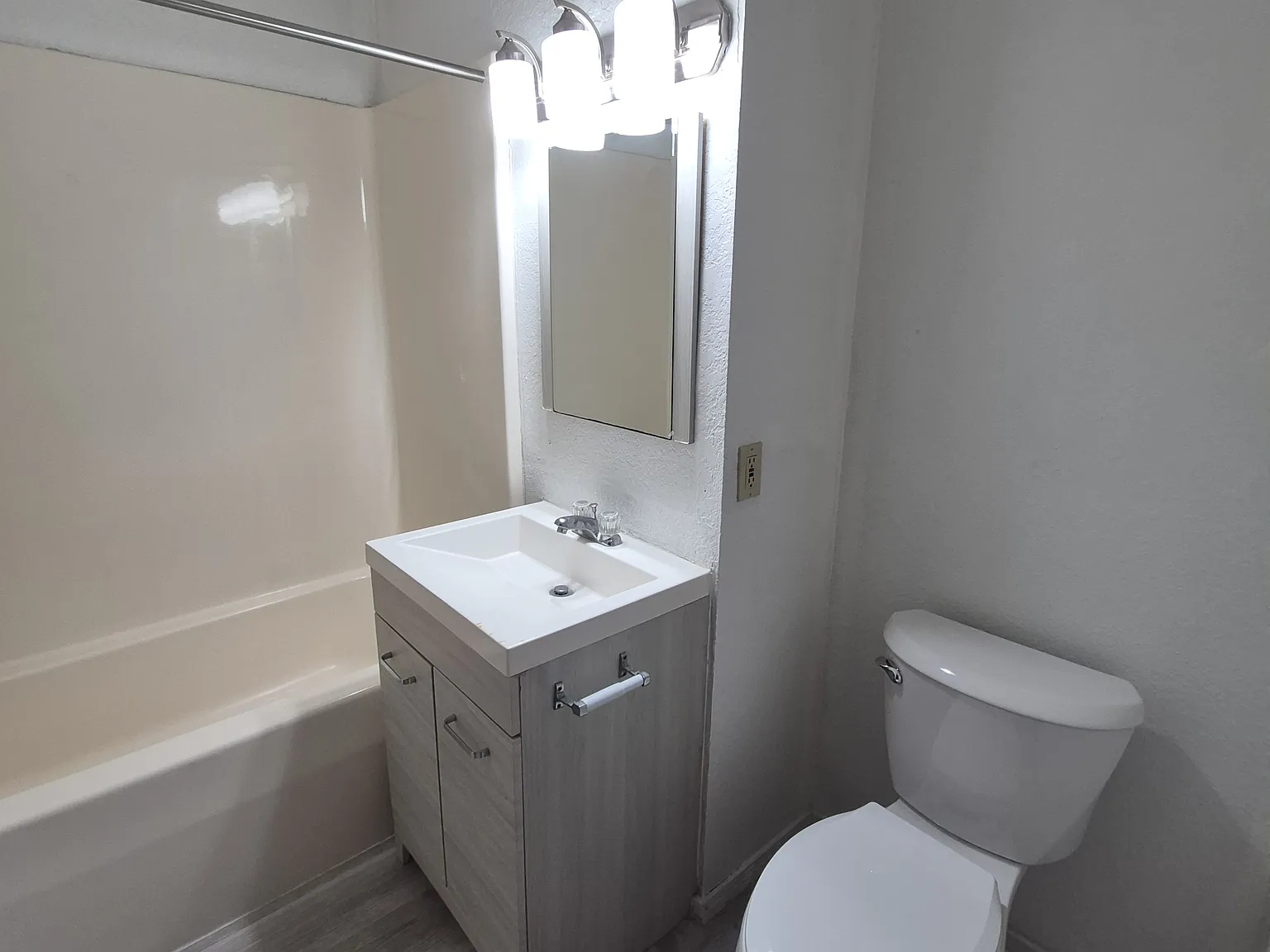 2 bed, $600 — Photo 2