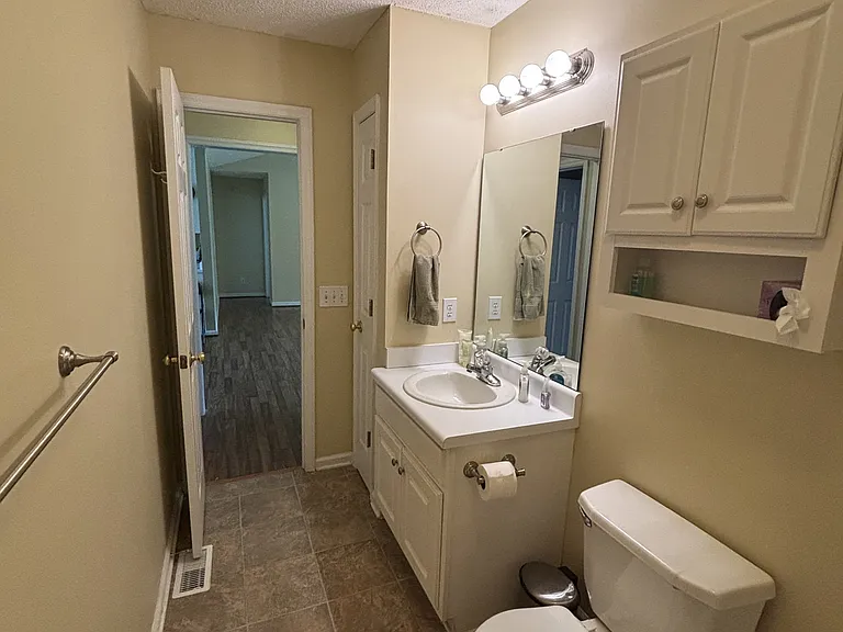 60 Stratford Dr — Photo 32