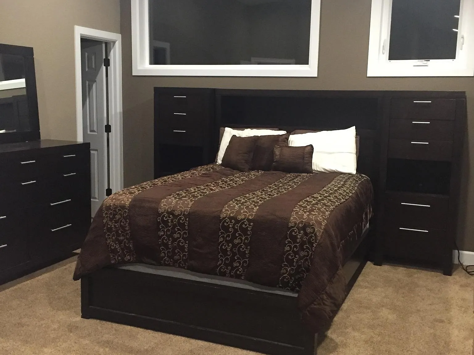 4 bed, 2.5 bath, 2290 sqft, $3,100 — Photo 2