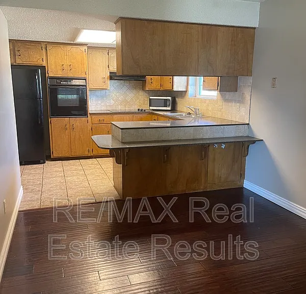 1810 Crouch St — Photo 8
