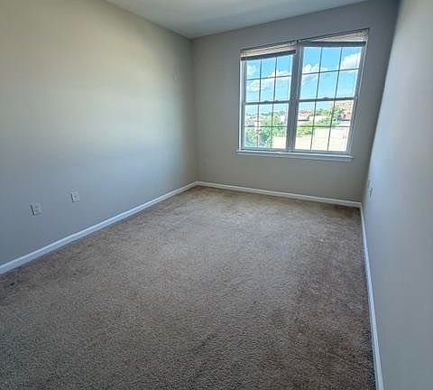 5th image of 1209 Summit Ave #405