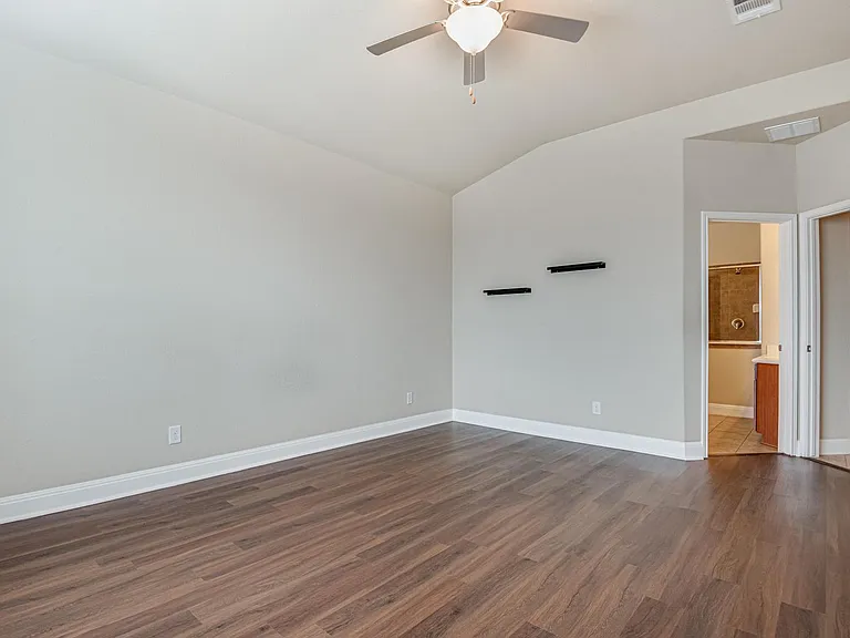562 White Cyn — Photo 16