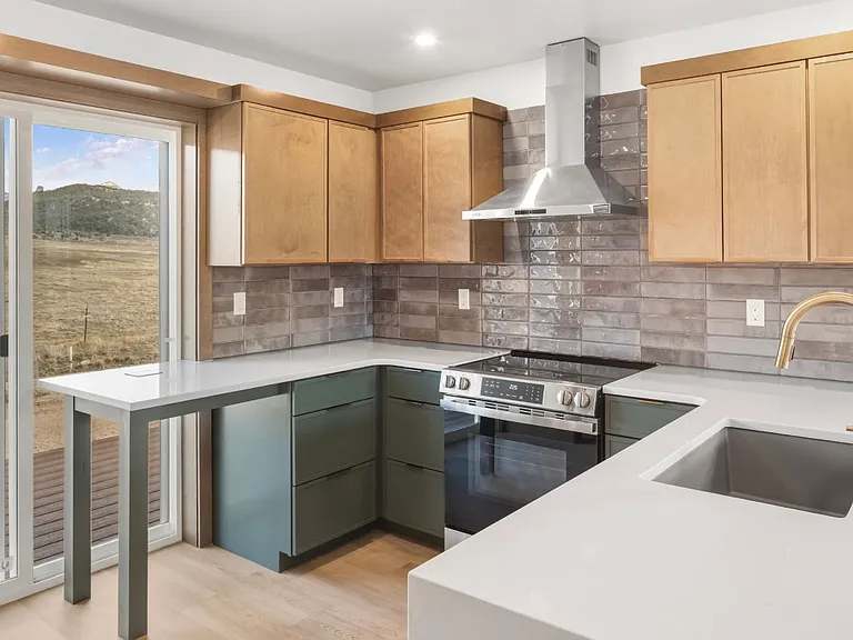 228 Redcliff Dr — Photo 3