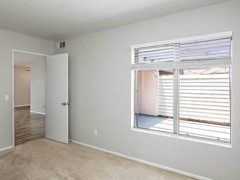 407-409 W Lexington Dr — Photo 11