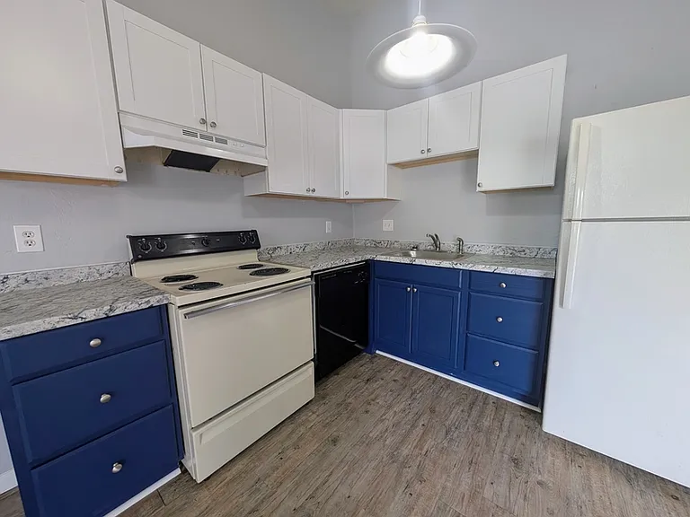 1235 Continental Ct — Photo 1