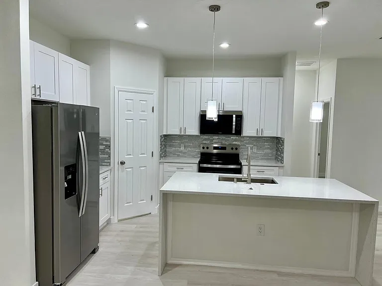691 San Filippo Dr SE — Photo 2