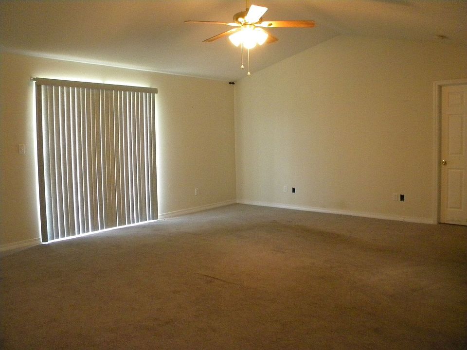 Oversized Great Room with Cathedral Ceilings