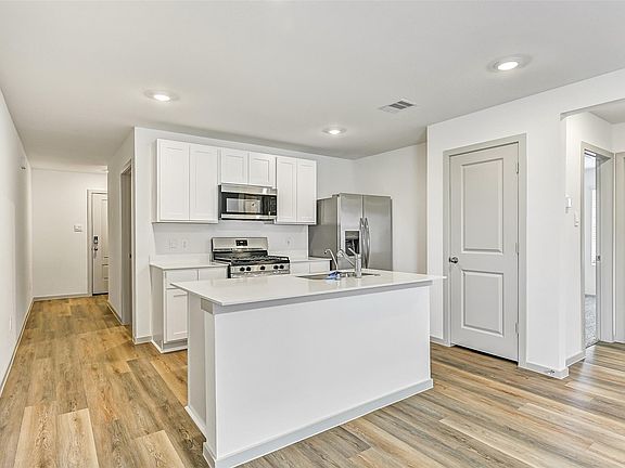 4th image of 1015 Bluegill Dr