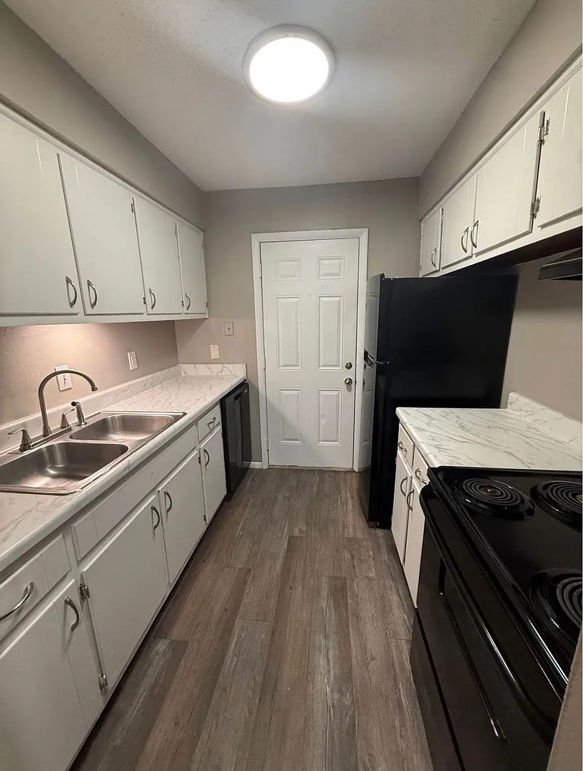2 Bedroom/1 Bath Renovated — Photo 2