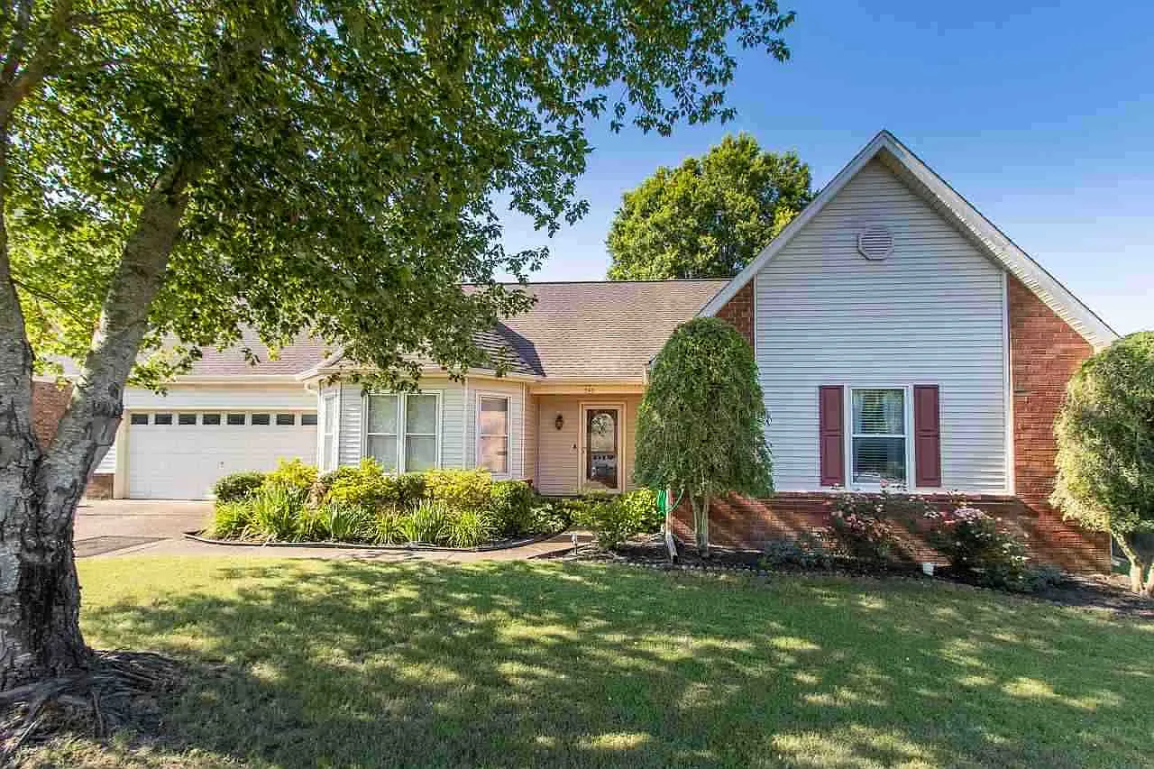 3 bed, 2.0 bath, 1996 sqft, $2,350 — Photo 1