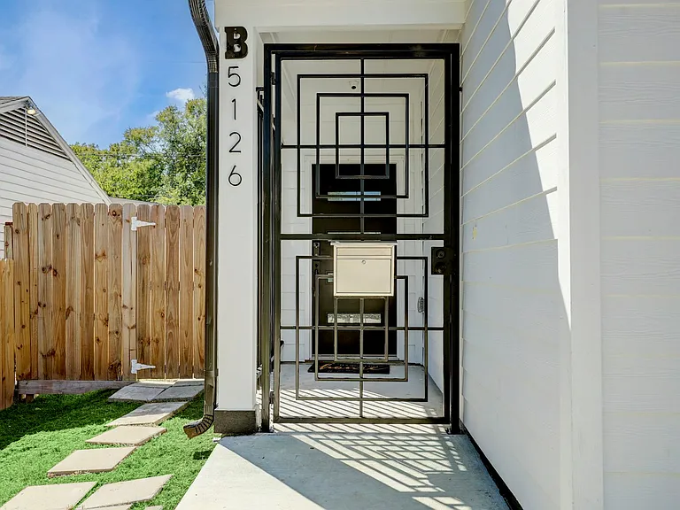 5126 Lyndhurst Dr #B — Photo 2