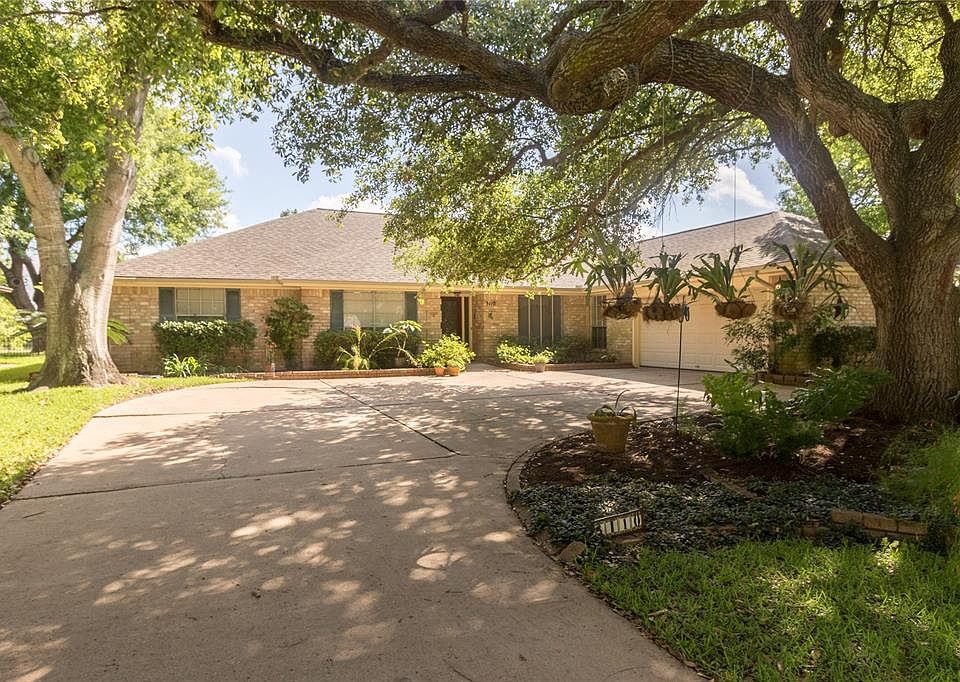 One story home on great cul-de-sac street with awesome circular driveway