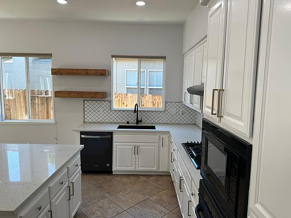 3rd image of 2975 Mojave Dr
