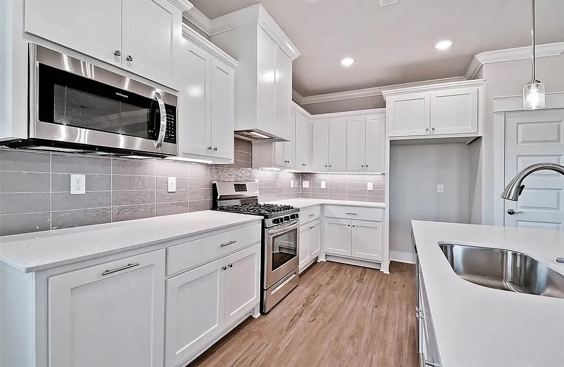 4 bed, 2176 sqft, $2,400 — Photo 4