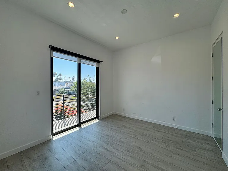 143 N Ardmore Ave — Photo 24