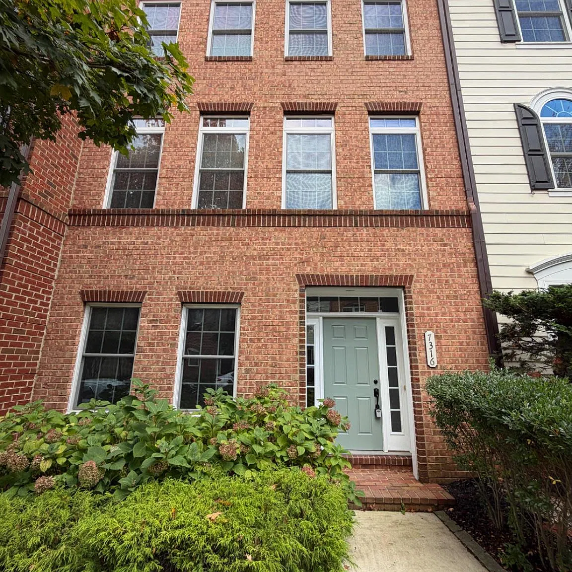 3 bed, 3.5 bath, 2860 sqft, $4,499 — Photo 1