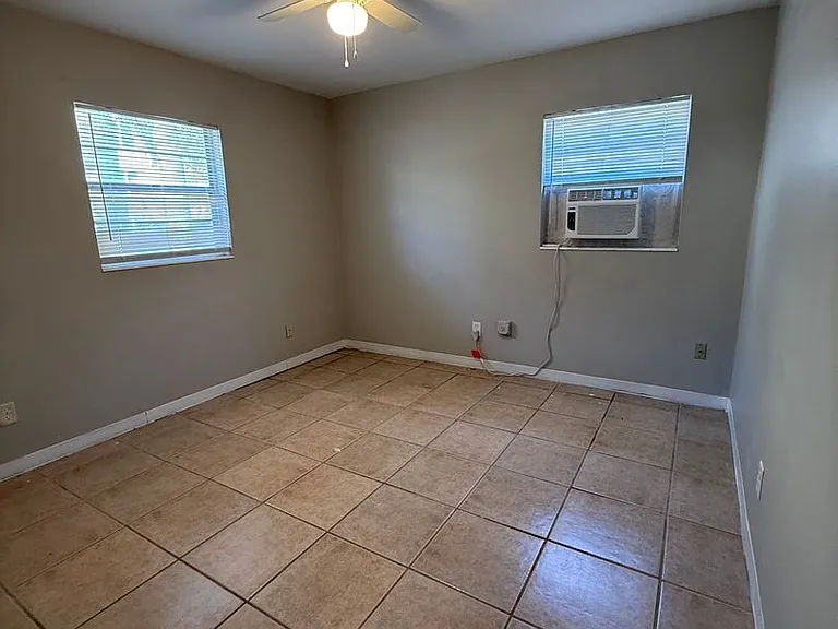 3801 SW 17th Pl — Photo 8