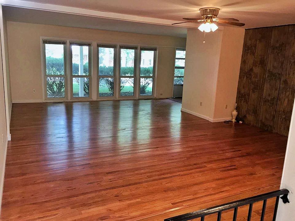 1st image of 11909 Lakecrest Ln