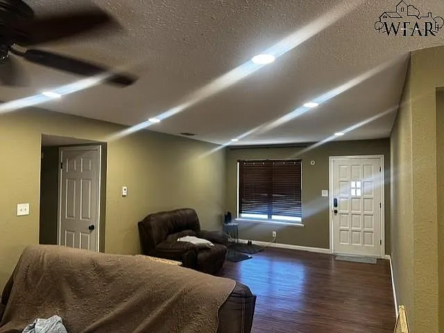 1902 Eden Ln — Photo 2