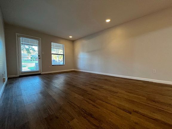 4th image of 2834 Plaza Terrace Dr