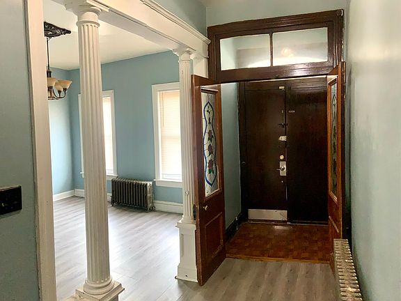 Foyer with 2 double doors entrance