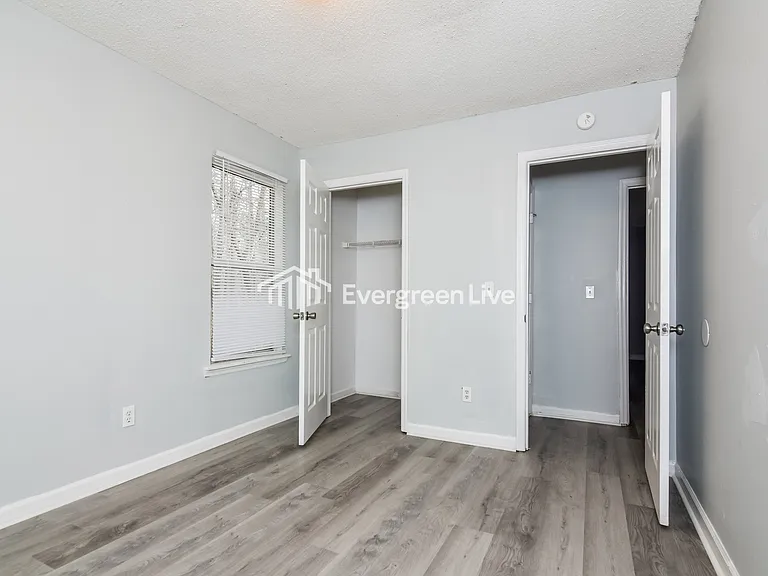 404 Winslow Way — Photo 8