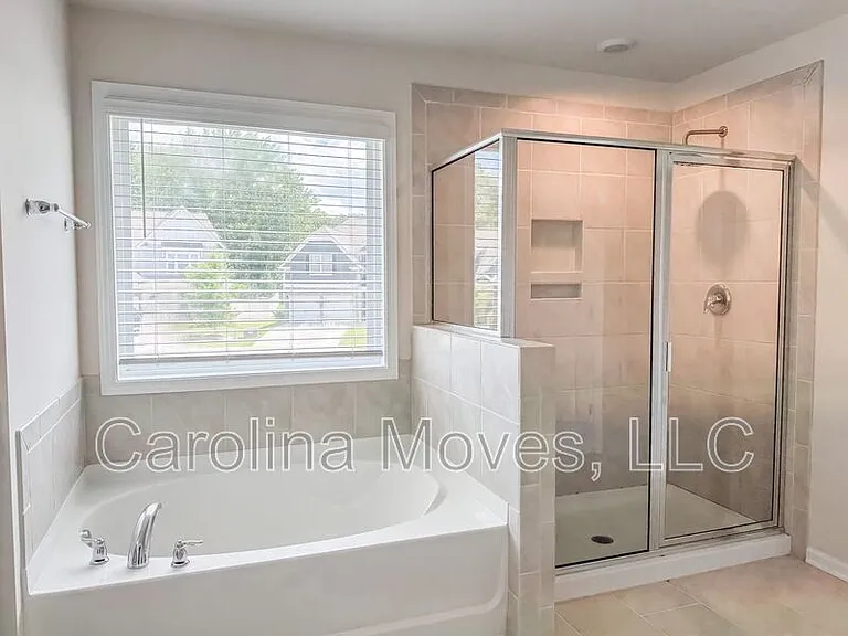 400 Raleighwood Ln — Photo 14