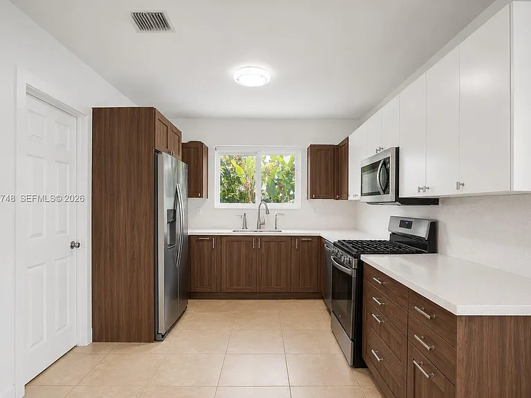 2025 Alamanda Dr — Photo 8