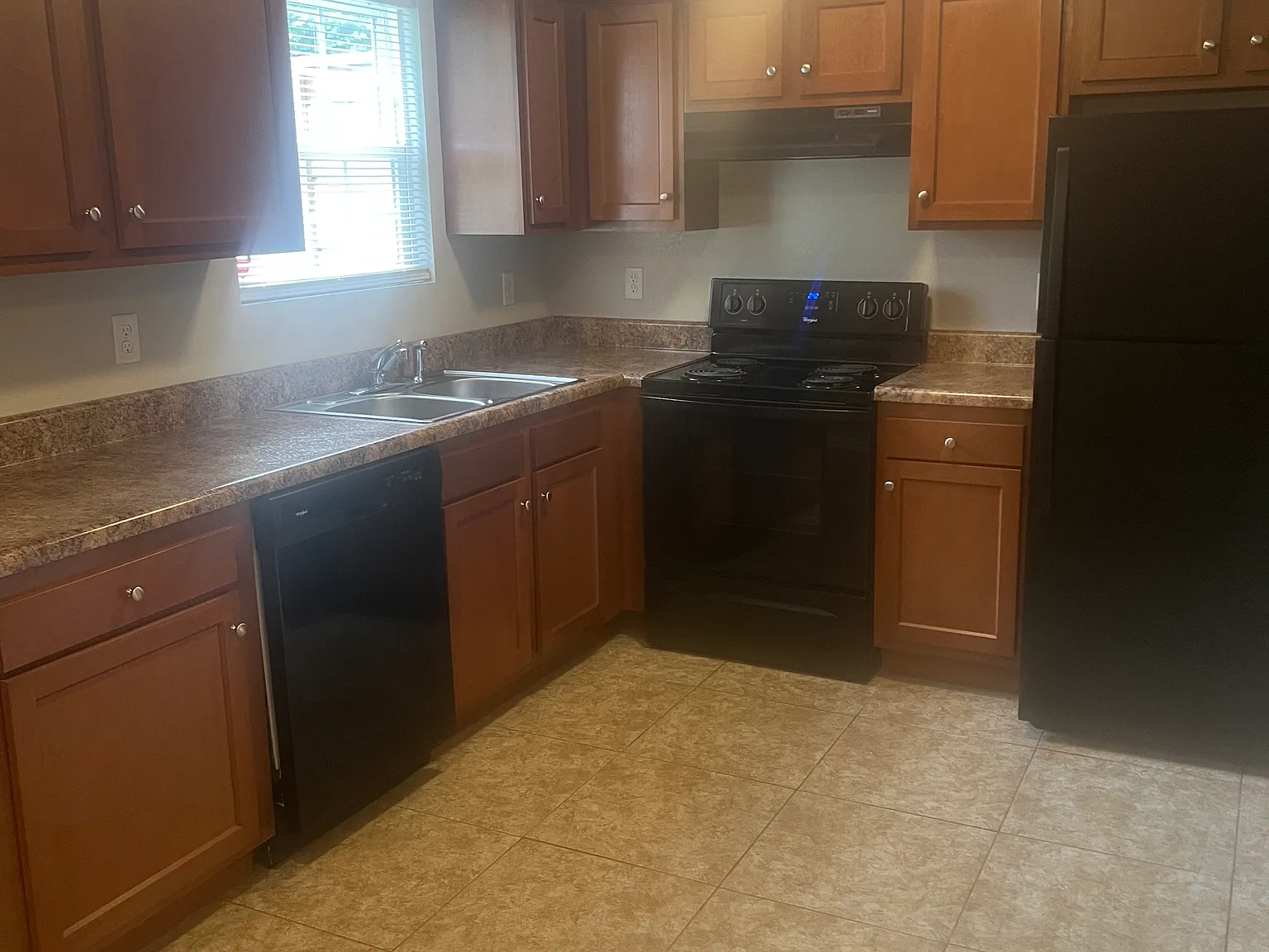 2 bed, 1.5 bath, 1000 sqft, $1,200 — Photo 3