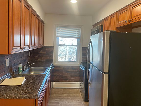5th image of 40 Woodbine Ct APT 9