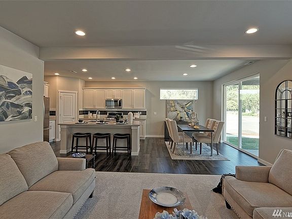 Photos are of a previous community and are for illustration purposes only to reflect typical floor plan. May depict seller enhancements. Colors, finishes and options may vary.
