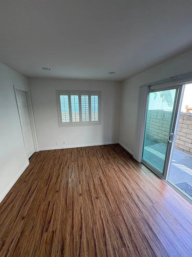 The Beach Is Your Backyard - Cozy Gated Studio w/ Fireplace, Patio, Washer/Dryer & Parking — Photo 2