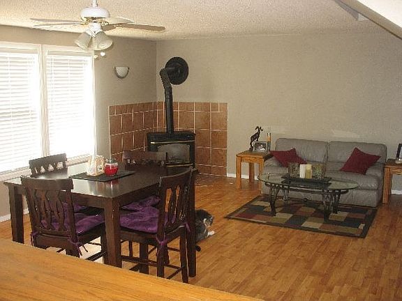 Family/Dinning Rm w/Gas Fireplace