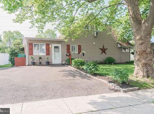 91 New School Ln, Levittown, PA