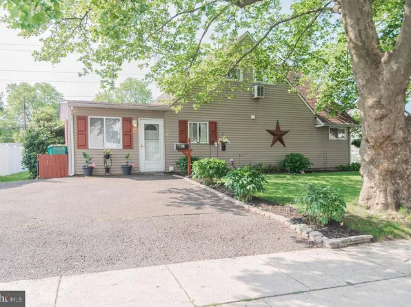 91 New School Ln, Levittown, PA 19054