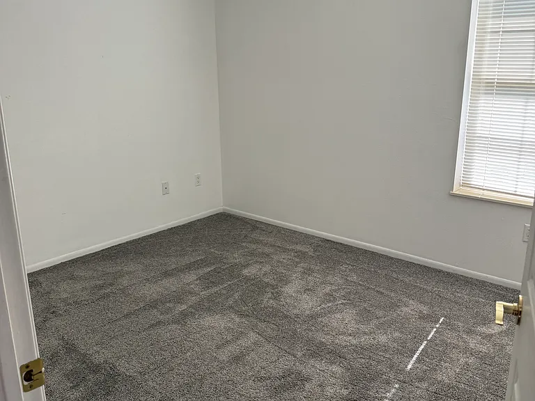 907 Meridian St — Photo 5