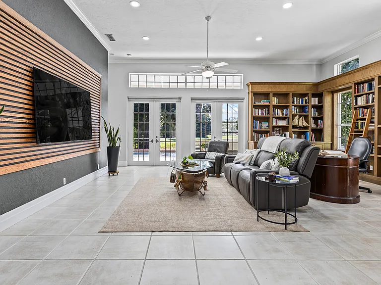 7105 Victoria Cir — Photo 2