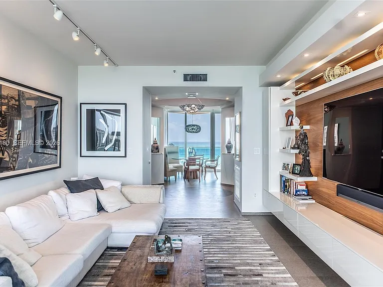 300 S Pointe Dr #1502 — Photo 32