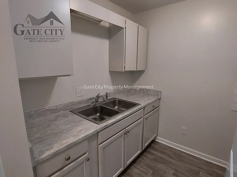 427 S Main St #8 — Photo 4