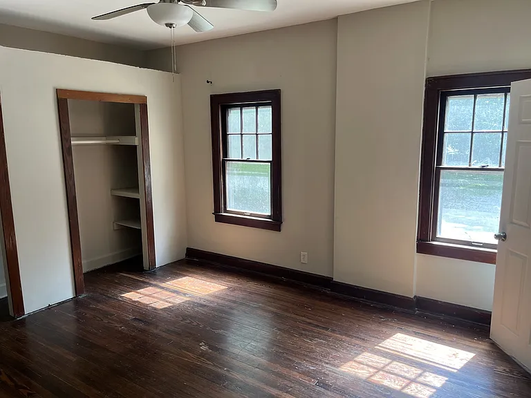 1216 N Limestone St — Photo 5