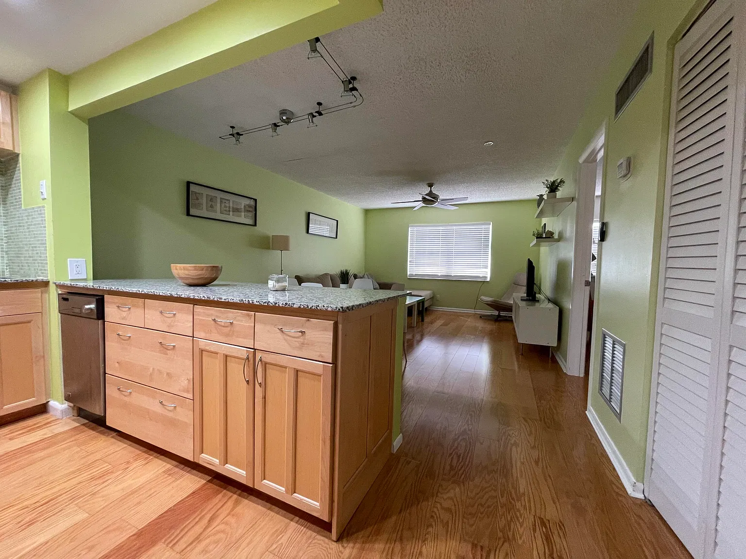 1 bed, 1.5 bath, 665 sqft, $1,600 — Photo 3