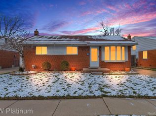 26751 Roberta St, Roseville, MI 48066